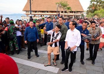 Tiba di Kota Kupang, Presiden Jokowi Sapa Warga di Kawasan Pantai Kelapa Lima