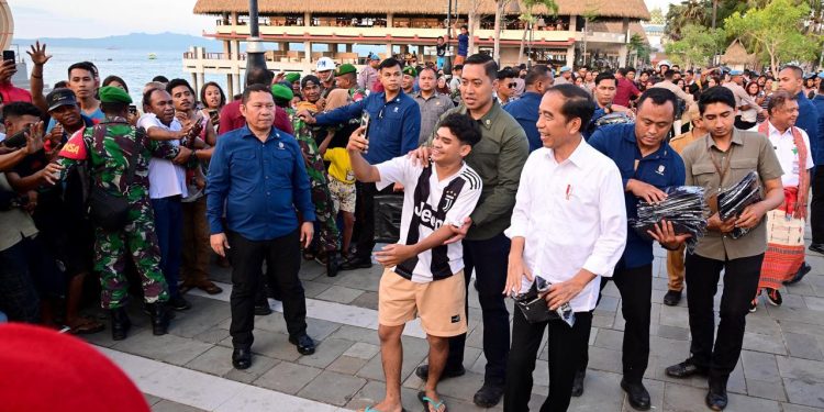 Tiba di Kota Kupang, Presiden Jokowi Sapa Warga di Kawasan Pantai Kelapa Lima