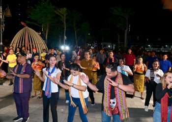 Malam di Kupang, Presiden Jokowi Berkumpul dan Menari dengan Masyarakat