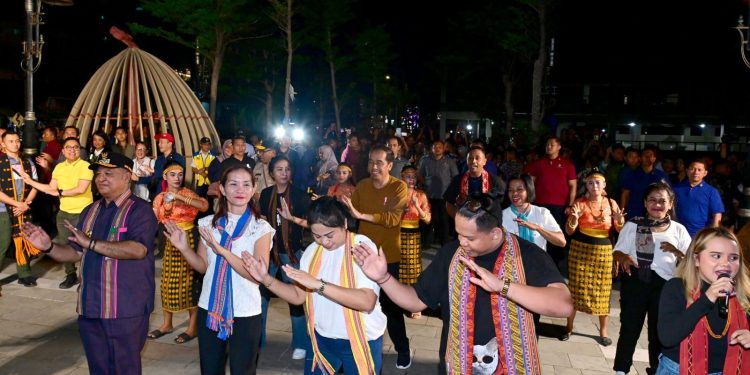 Malam di Kupang, Presiden Jokowi Berkumpul dan Menari dengan Masyarakat