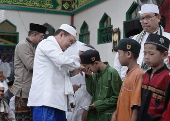 Safari Subuh di Masjid Al-Muttaqin, Gubernur Al Haris Beri Bantuan dan Santunan ke Anak Yatim