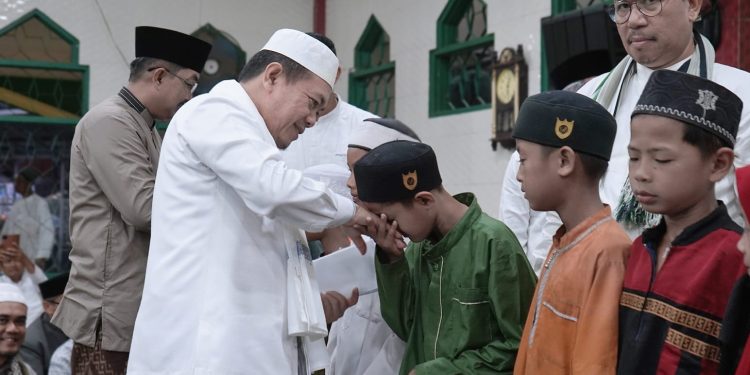 Safari Subuh di Masjid Al-Muttaqin, Gubernur Al Haris Beri Bantuan dan Santunan ke Anak Yatim