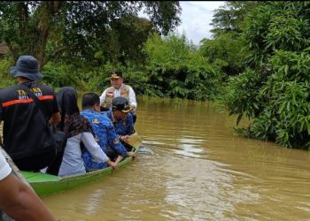 Kunjungi Warga Dampak Musibah Banjir, Gubernur Jambi Terobos Sungai