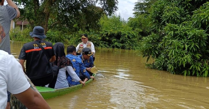 Kunjungi Warga Dampak Musibah Banjir, Gubernur Jambi Terobos Sungai