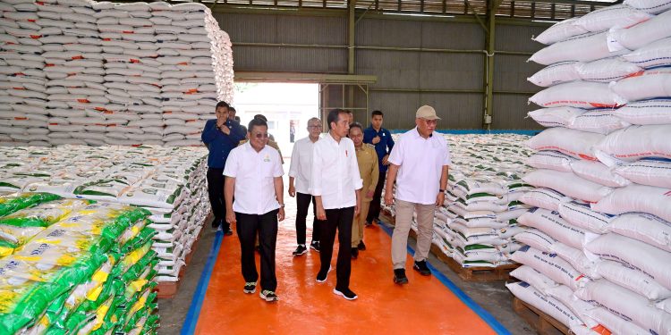 Kunjungi Gudang Bulog GBB Umbul Tengah, Presiden Cek Stok Beras dan Salurkan Bantuan Pangan