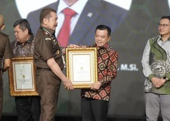 Terima Penghargaan R. Soeprapto Award Tahun 2024, Gubernur Al Haris Ajak Seluruh Kepala Daerah Tetap Solid dan Berkontribusi untuk Kejaksaan