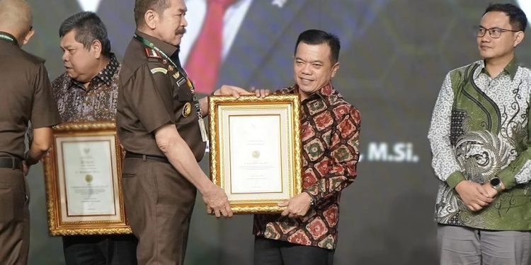 Terima Penghargaan R. Soeprapto Award Tahun 2024, Gubernur Al Haris Ajak Seluruh Kepala Daerah Tetap Solid dan Berkontribusi untuk Kejaksaan