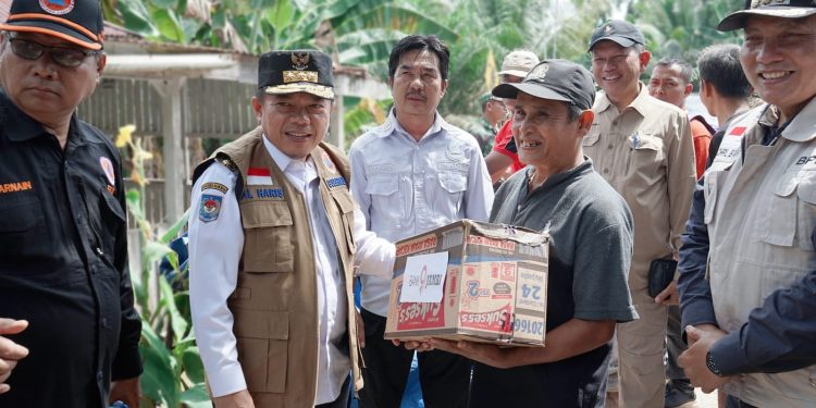 Serahkan Bantuan Korban Banjir Mandiangin, Gubernur Al Haris Ingatkan Warga Tetap Waspada