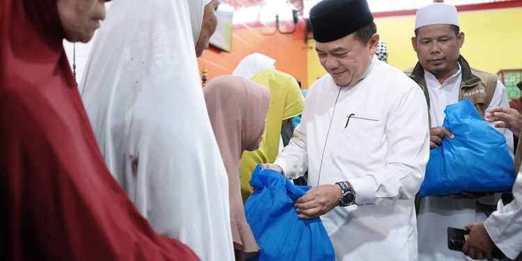Hadiri Isra’ Mi’raj Di Masjid Cheng Hoo, Gubernur Al Haris Beri Bantuan Kepada Anak Yatim dan Kaum Dhuafa