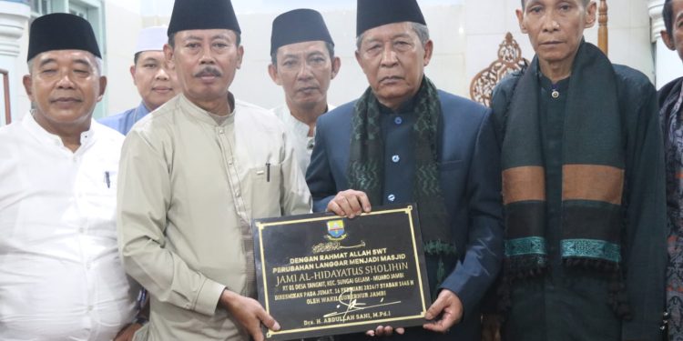 Wagub Sani Resmikan Status Langgar Jami’ Al Hidayatussholihin Desa Tangkit