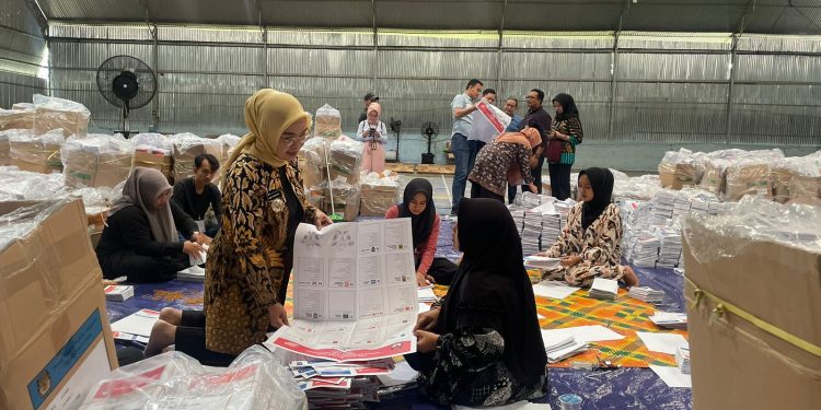 Pj Wali Kota Jambi, Sri Purwaningsih Tinjau Lokasi Tempat Penyimpanan Logistik Pemilu 2024