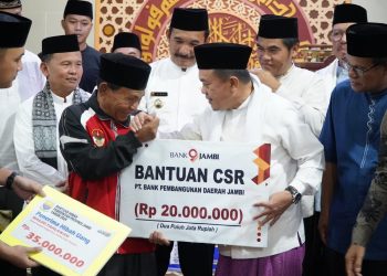 Safari Ramadhan Pertama di Kerinci, Gubernur Al Haris Serahkan Bantuan CSR