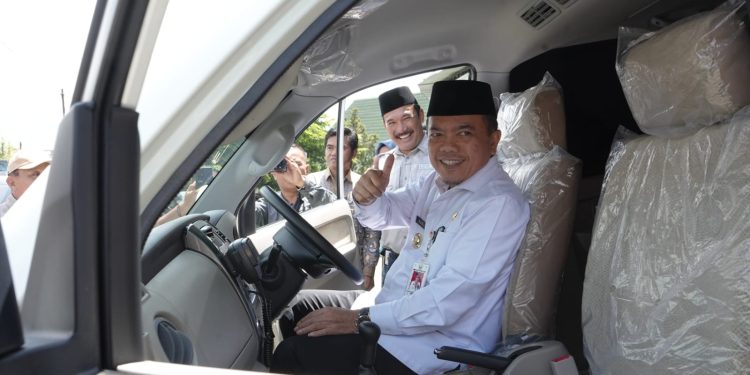 Gubernur Al Haris Serahkan Bantuan Ambulance Untuk RS. DKT Kerinci