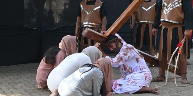 Ratusan Umat Katolik Ikuti Tablo Kisah Sengsara Yesus 2024 di Gereja SMRR Jambi