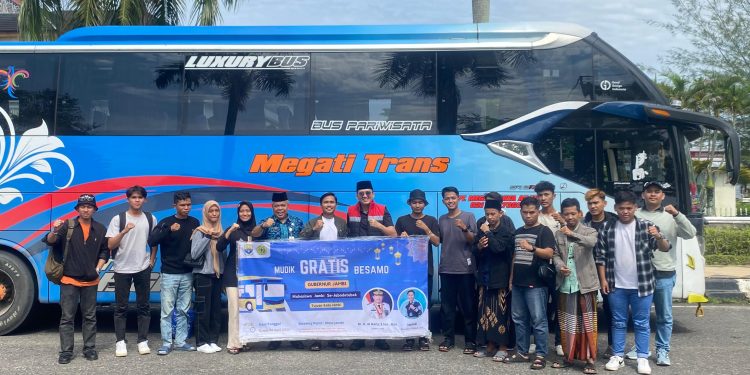 Wakili Gubernur Jambi, Staf Ahli dan Kadis Kominfo Sambut Kepulangan Mahasiswa Jambi Yang Menimba Ilmu di Perantauan