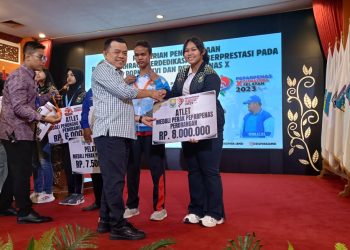Gubernur Al Haris Serahkan Bonus Kontingen Popnas dan Peparpenas Jambi