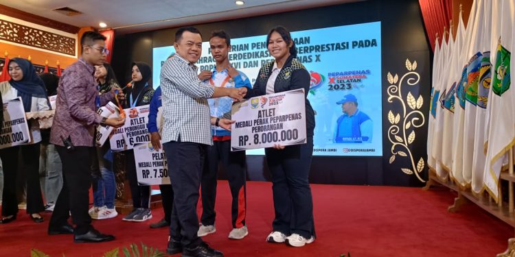Gubernur Al Haris Serahkan Bonus Kontingen Popnas dan Peparpenas Jambi