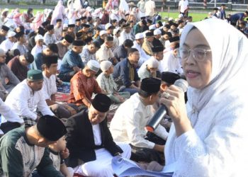 Pj Walikota Jambi , Sri Purwaningsih  Laksanakan Sholat Idul Fitri