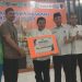 Kepala Dinas Pendidikan Kota Jambi, H. Mulyadi, M.Pd, (tengah) menerima piala bergilir O2SN tingkat Provinsi Jambi ditemani para pejabat teras Dinas Pendidikan Kota Jambi.