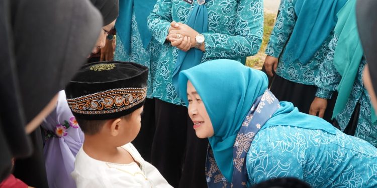 Hj. Hesnidar Haris Tinjau Posyandu Pinang Merah Kabupaten Tanjung Jabung Timur