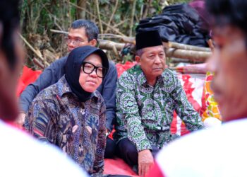 Wagub Sani Dampingi Mensos RI Temui SAD dan Salurkan Bantuan