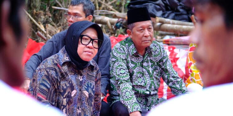 Wagub Sani Dampingi Mensos RI Temui SAD dan Salurkan Bantuan