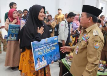 Diserahkan Gubernur Al Haris, 1.259 Siswa Tidak Mampu di Kota Jambi Terima Bantuan Dumisake Pendidikan
