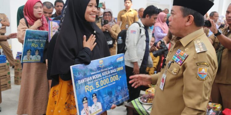 Diserahkan Gubernur Al Haris, 1.259 Siswa Tidak Mampu di Kota Jambi Terima Bantuan Dumisake Pendidikan