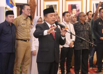 Gubernur Al Haris Serahkan 376 Bantuan Beasiswa Dumisake