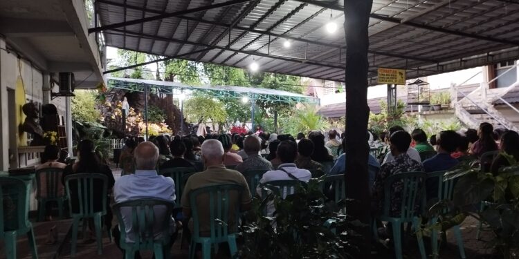 Ratusan Umat St. Teresia Jambi Hadiri Pembukaan Bulan Rosario di Pelataran Gua Maria Lourdes