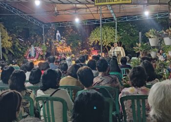 Hujan Tidak Surutkan Ratusan Umat Katolik Ikut Rosario dan Misa