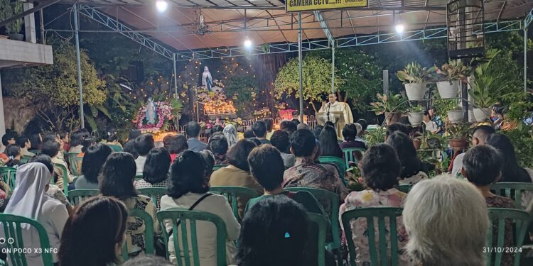 Hujan Tidak Surutkan Ratusan Umat Katolik Ikut Rosario dan Misa