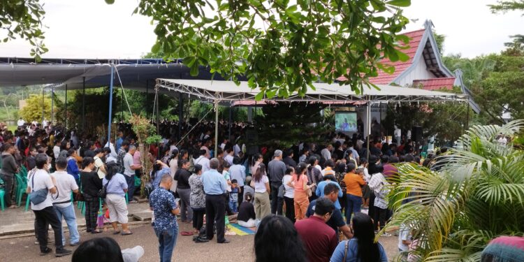 Tumpah Ruah Umat Katolik Jambi Padati Pemakaman Paal 12, Misa Arwah