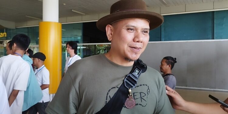 Band Padi Reborn Tiba di Bandara Sultan Thaha Jambi, Ajak Sobat Padi Ramaikan Kampanye Akbar Rahman-Guntur