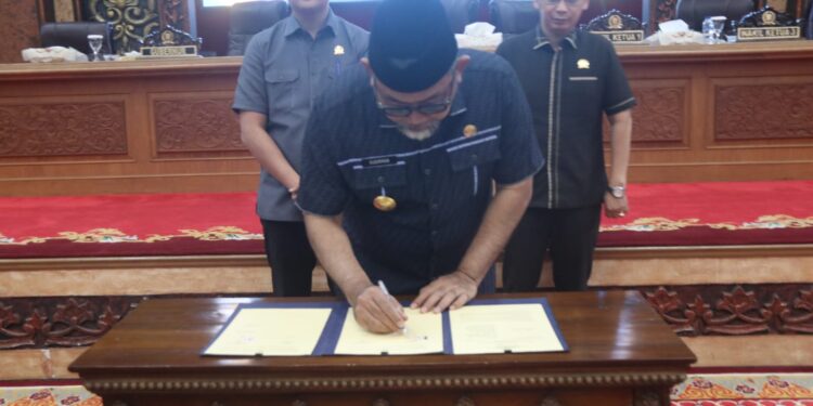 Pjs. Gubernur Sudirman bersama DPRD Provinsi Jambi Sepakati Ranperda Kawasan Tanpa Rokok