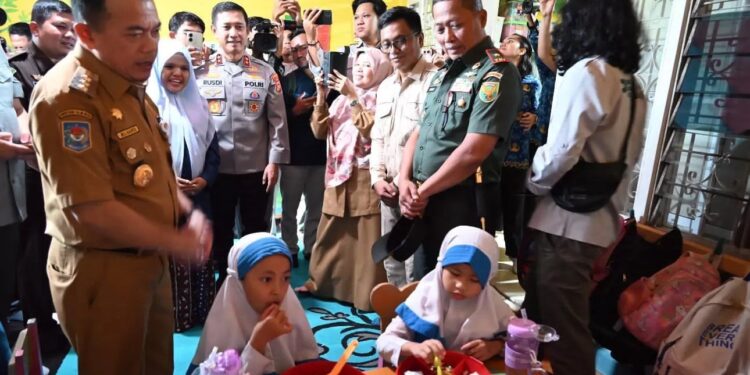 Gubernur Jambi Al Haris Pantau Makan Bergizi Gratis Perdana