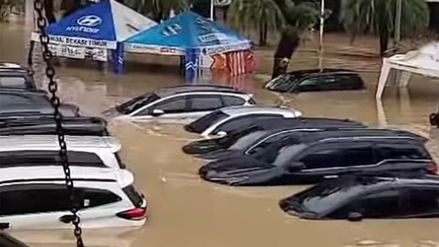 Banjir Setinggi 2 Meter Rendam Bekasi