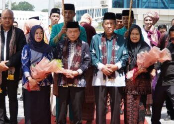 Seloko Adat Jambi Sambut Kedatangan Gubernur dan Wakil Gubernur Jambi Haris Sani