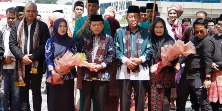 Seloko Adat Jambi Sambut Kedatangan Gubernur dan Wakil Gubernur Jambi Haris Sani