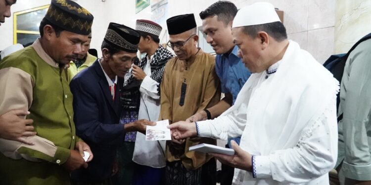 Gubernur Al Haris Serahkan Bantuan untuk Pembangunan Masjid di Jangkat