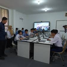 Ketua DPRD Provinsi Jambi, M. Hafiz Memantau Langsung Pelaksanaan Tes Computer Assisted Test (CAT) Untuk  (PPDB) Tahun Ajaran 2025/2026