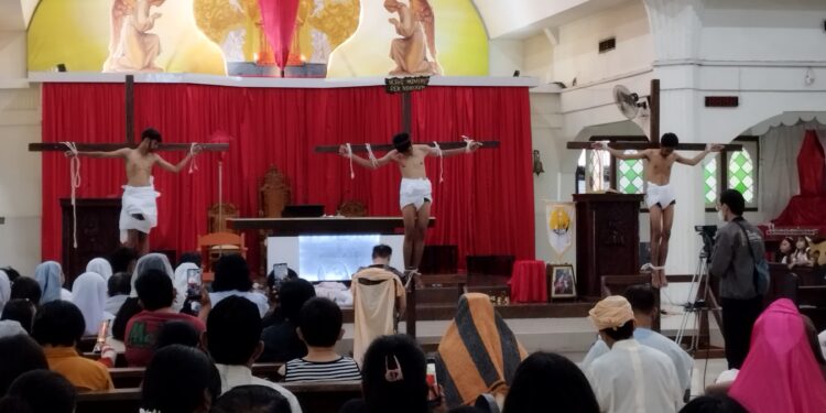 Tablo Jumat Agung Gereja St Teresia Jambi Menjadi Refleksi Iman Katolik