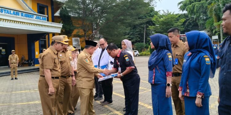 Al Haris Serahkan SK Gubernur Pegawai Non ASN RSUD Raden Mattaher Jambi