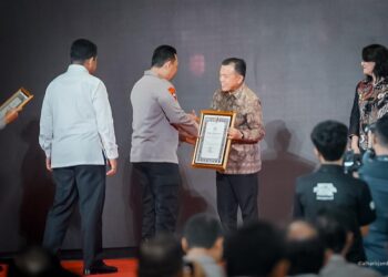 Gubernur Jambi Al Haris Terima Penghargaan dari Kapolri Jenderal Listyo Sigit Prabowo
