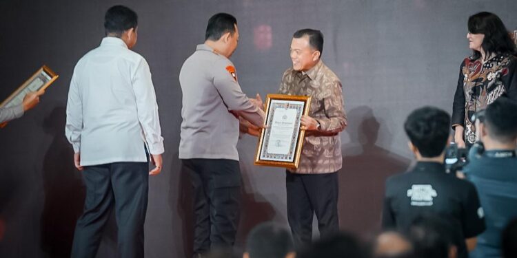 Gubernur Jambi Al Haris Terima Penghargaan dari Kapolri Jenderal Listyo Sigit Prabowo