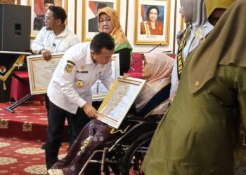 Gubernur Al Haris Berikan Penghargaan kepada Perempuan Inspiratif di Provinsi Jambi