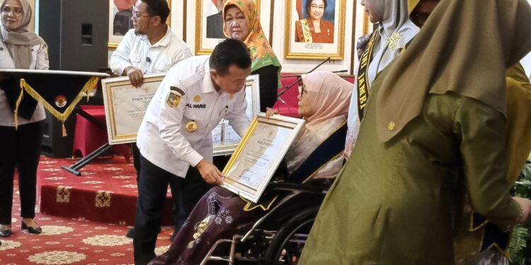 Gubernur Al Haris Berikan Penghargaan kepada Perempuan Inspiratif di Provinsi Jambi