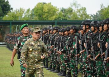 Gubernur Jambi Al Haris Pimpinan Upacara Pemberangkatan Satgas Pamtas Yonif 142/KJ ke Papua