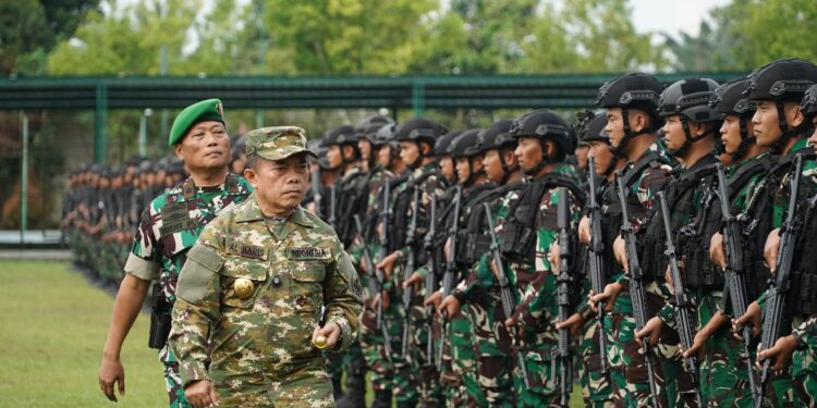 Gubernur Jambi Al Haris Pimpinan Upacara Pemberangkatan Satgas Pamtas Yonif 142/KJ ke Papua