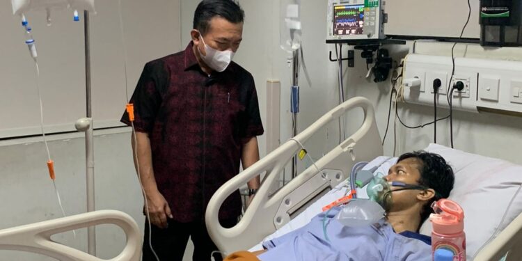 Gubernur Al Haris Besuk Oki Yusmika Atlet Taekwondo Penderita Kanker Tulang di RS Fatmawati Jakarta Selatan